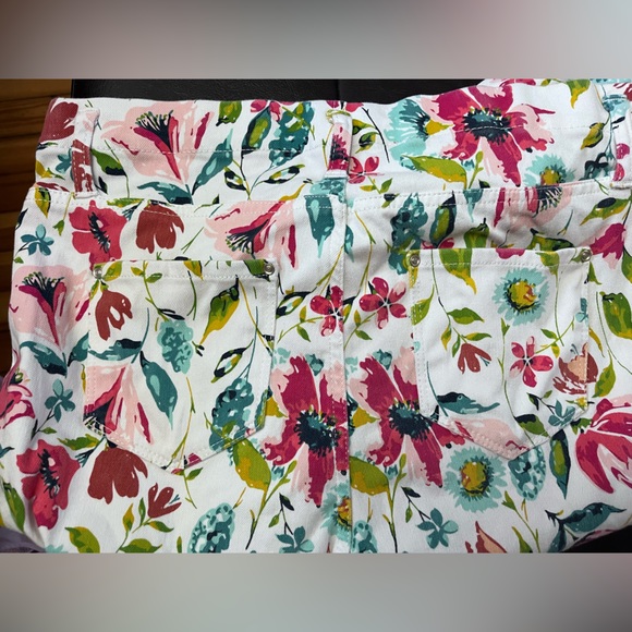 Stretch Fit Capri Jeggings Floral 🌸 - Picture 4 of 4